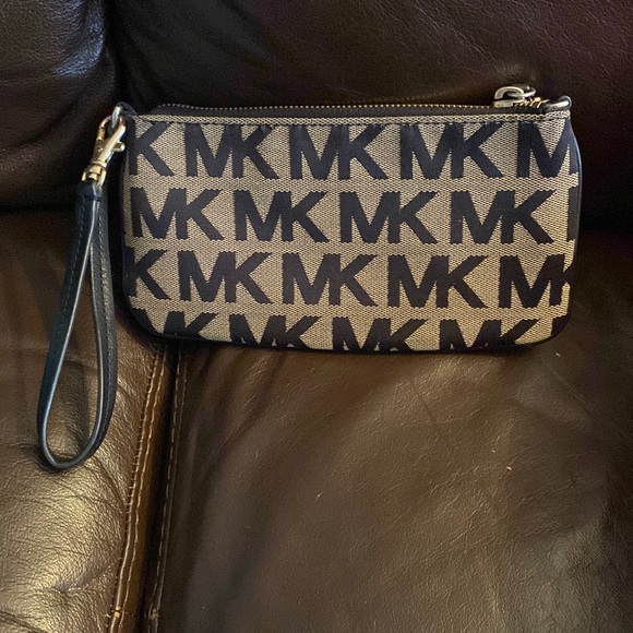 MK WRISTLET - Picture 1 of 5